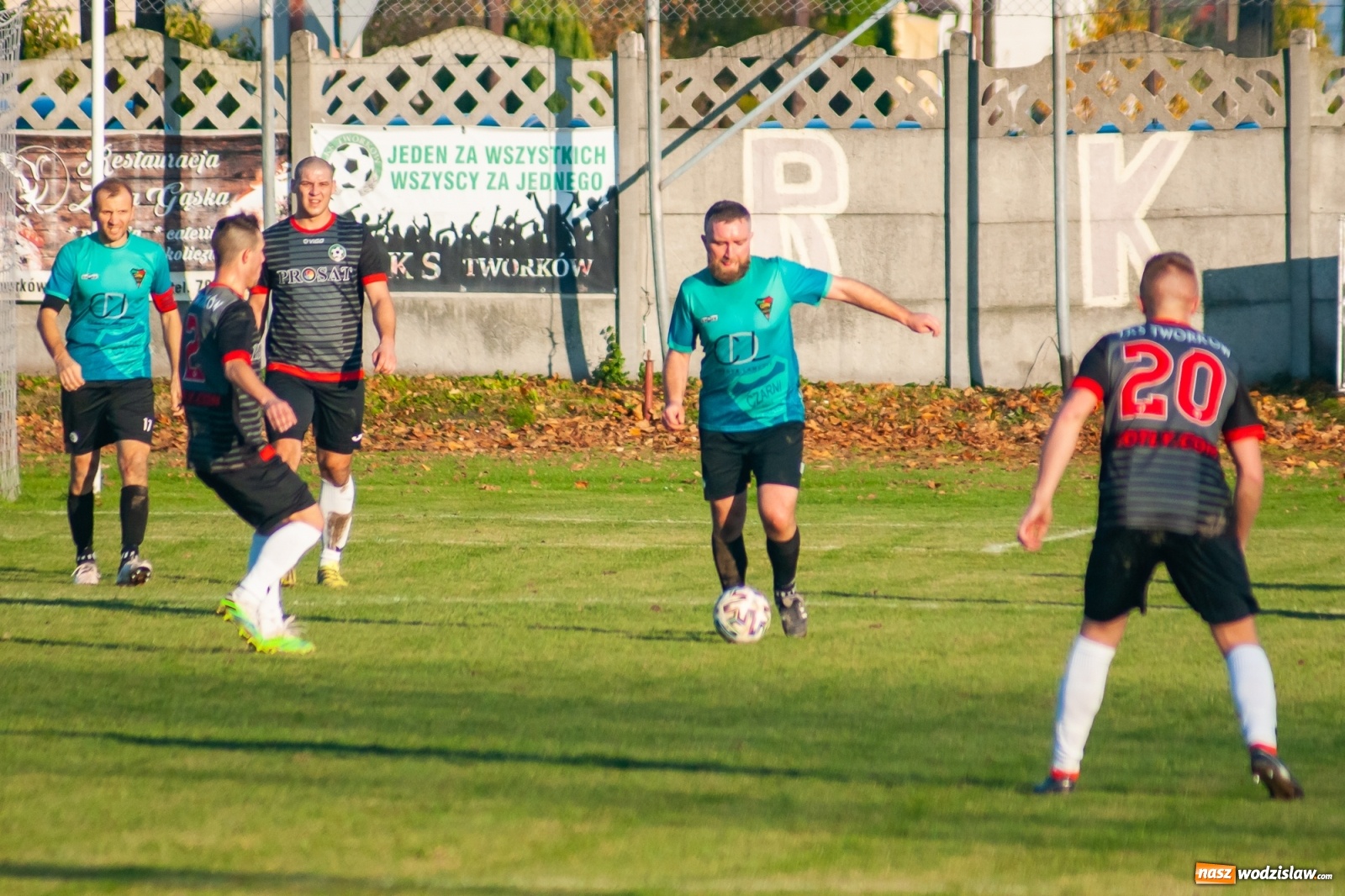Zdjęcie w galerii na portalu naszwodzislaw.com: Klasa okręgowa. Czarni Gorzyce lepsi w hicie kolejki [FOTO] wiadomości z regionu