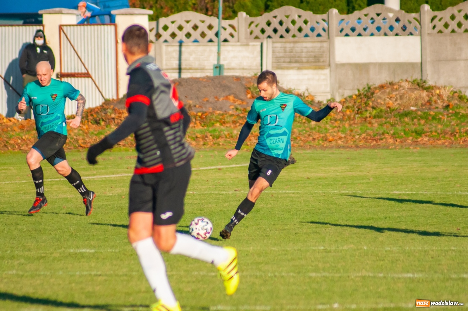 Zdjęcie w galerii na portalu naszwodzislaw.com: Klasa okręgowa. Czarni Gorzyce lepsi w hicie kolejki [FOTO] wiadomości z regionu