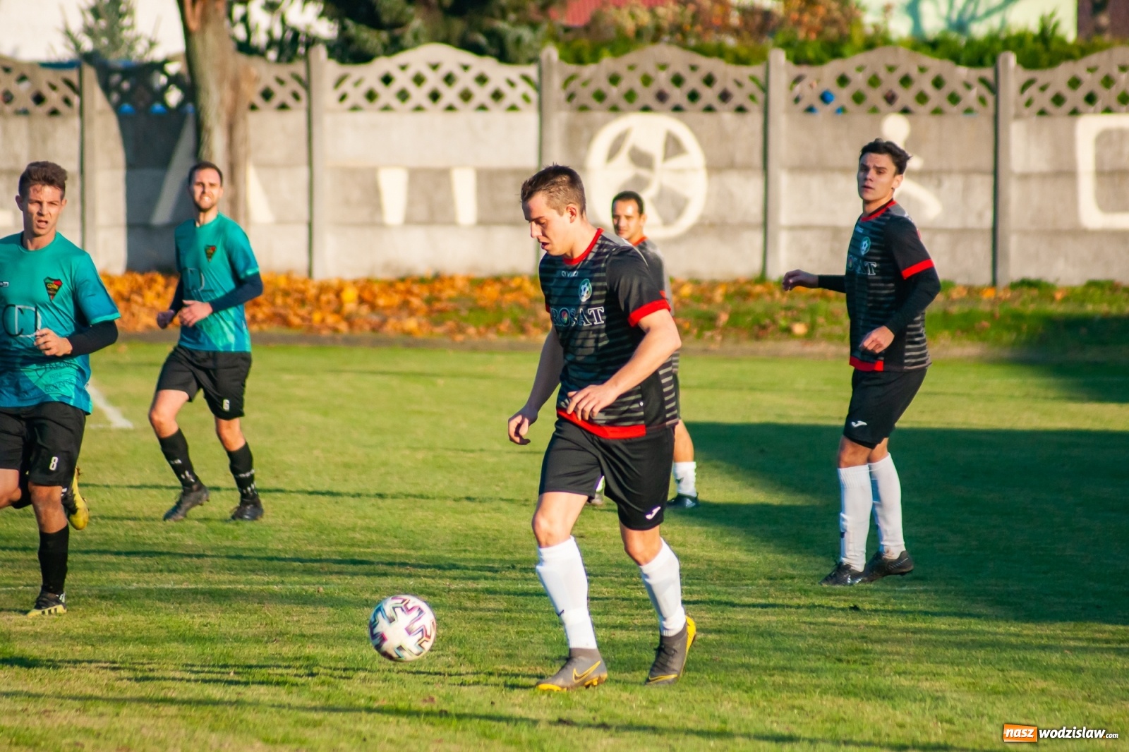 Zdjęcie w galerii na portalu naszwodzislaw.com: Klasa okręgowa. Czarni Gorzyce lepsi w hicie kolejki [FOTO] wiadomości z regionu