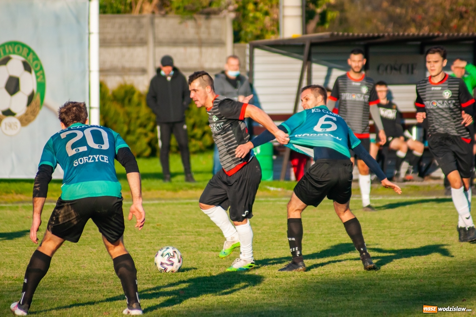 Zdjęcie w galerii na portalu naszwodzislaw.com: Klasa okręgowa. Czarni Gorzyce lepsi w hicie kolejki [FOTO] wiadomości z regionu