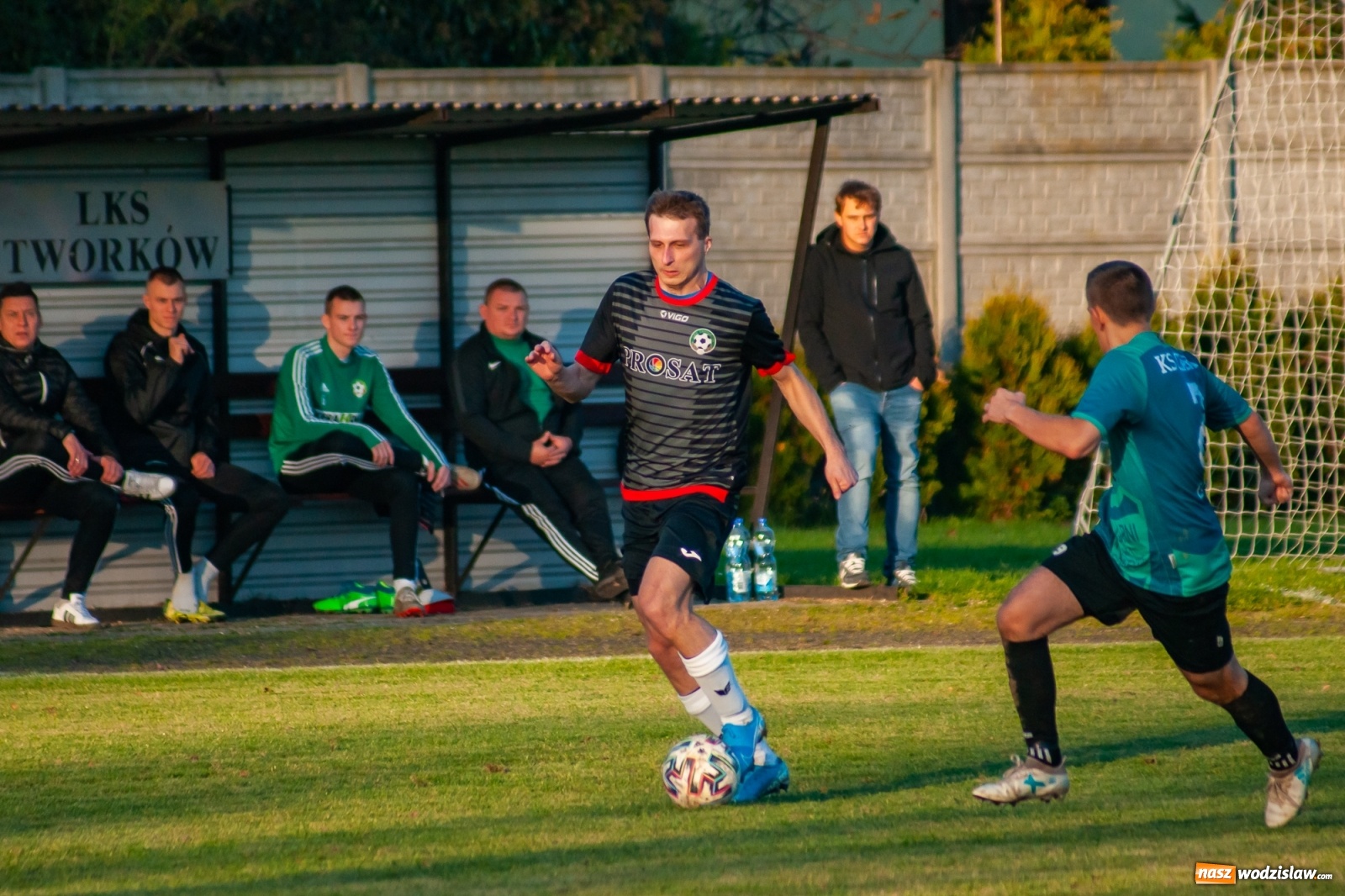Zdjęcie w galerii na portalu naszwodzislaw.com: Klasa okręgowa. Czarni Gorzyce lepsi w hicie kolejki [FOTO] wiadomości z regionu