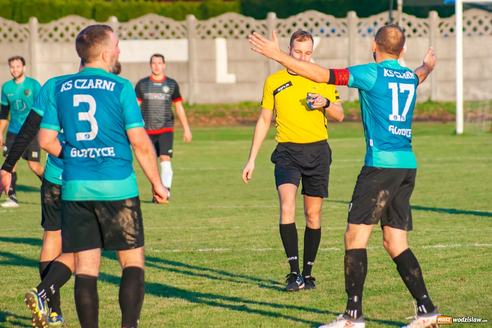 Zdjęcie w galerii na portalu naszwodzislaw.com: Klasa okręgowa. Czarni Gorzyce lepsi w hicie kolejki [FOTO] wiadomości z regionu