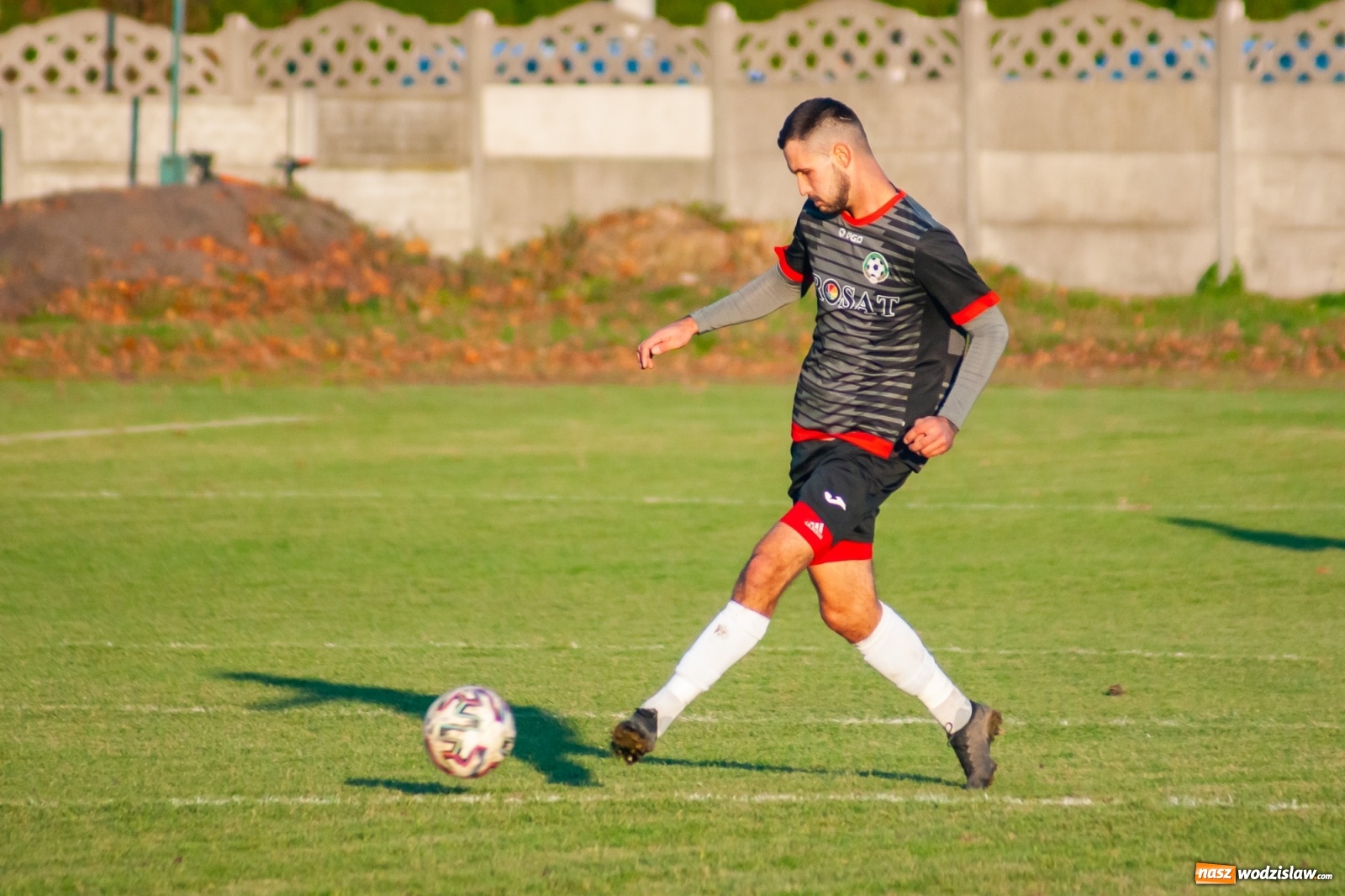 Zdjęcie w galerii na portalu naszwodzislaw.com: Klasa okręgowa. Czarni Gorzyce lepsi w hicie kolejki [FOTO] wiadomości z regionu