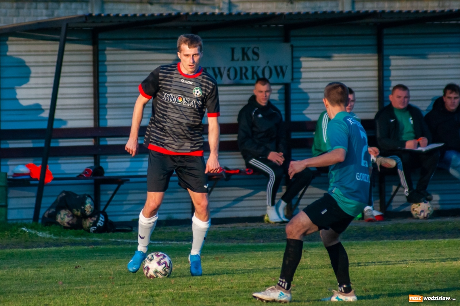 Zdjęcie w galerii na portalu naszwodzislaw.com: Klasa okręgowa. Czarni Gorzyce lepsi w hicie kolejki [FOTO] wiadomości z regionu