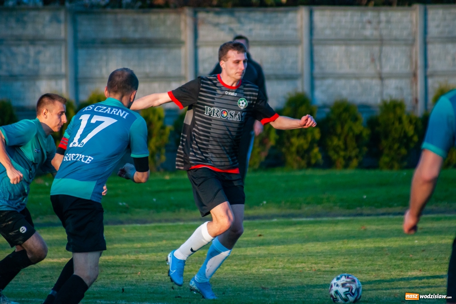 Zdjęcie w galerii na portalu naszwodzislaw.com: Klasa okręgowa. Czarni Gorzyce lepsi w hicie kolejki [FOTO] wiadomości z regionu