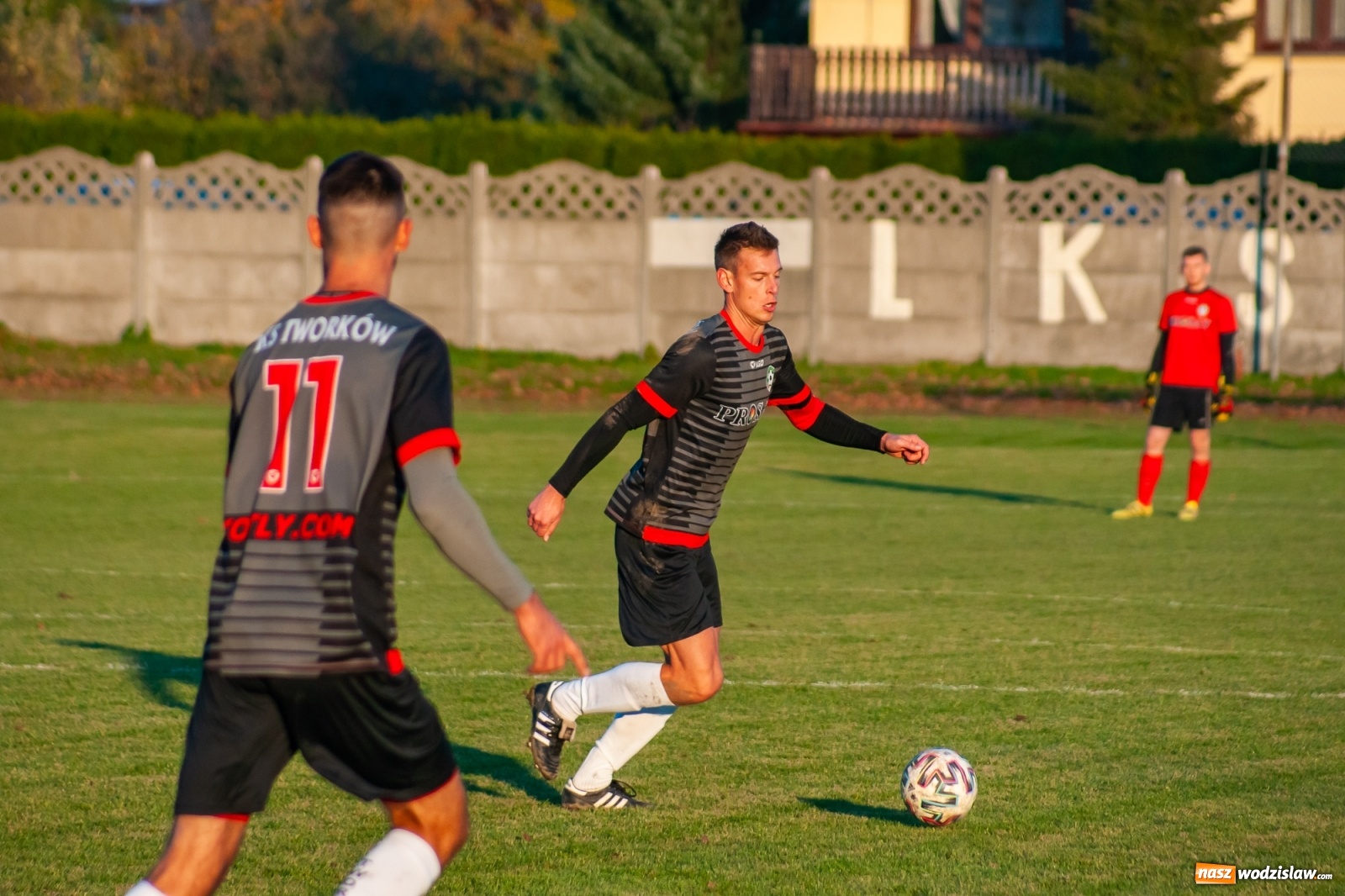 Zdjęcie w galerii na portalu naszwodzislaw.com: Klasa okręgowa. Czarni Gorzyce lepsi w hicie kolejki [FOTO] wiadomości z regionu