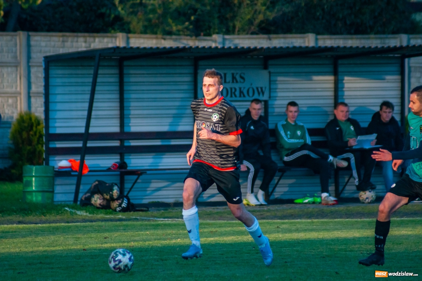 Zdjęcie w galerii na portalu naszwodzislaw.com: Klasa okręgowa. Czarni Gorzyce lepsi w hicie kolejki [FOTO] wiadomości z regionu