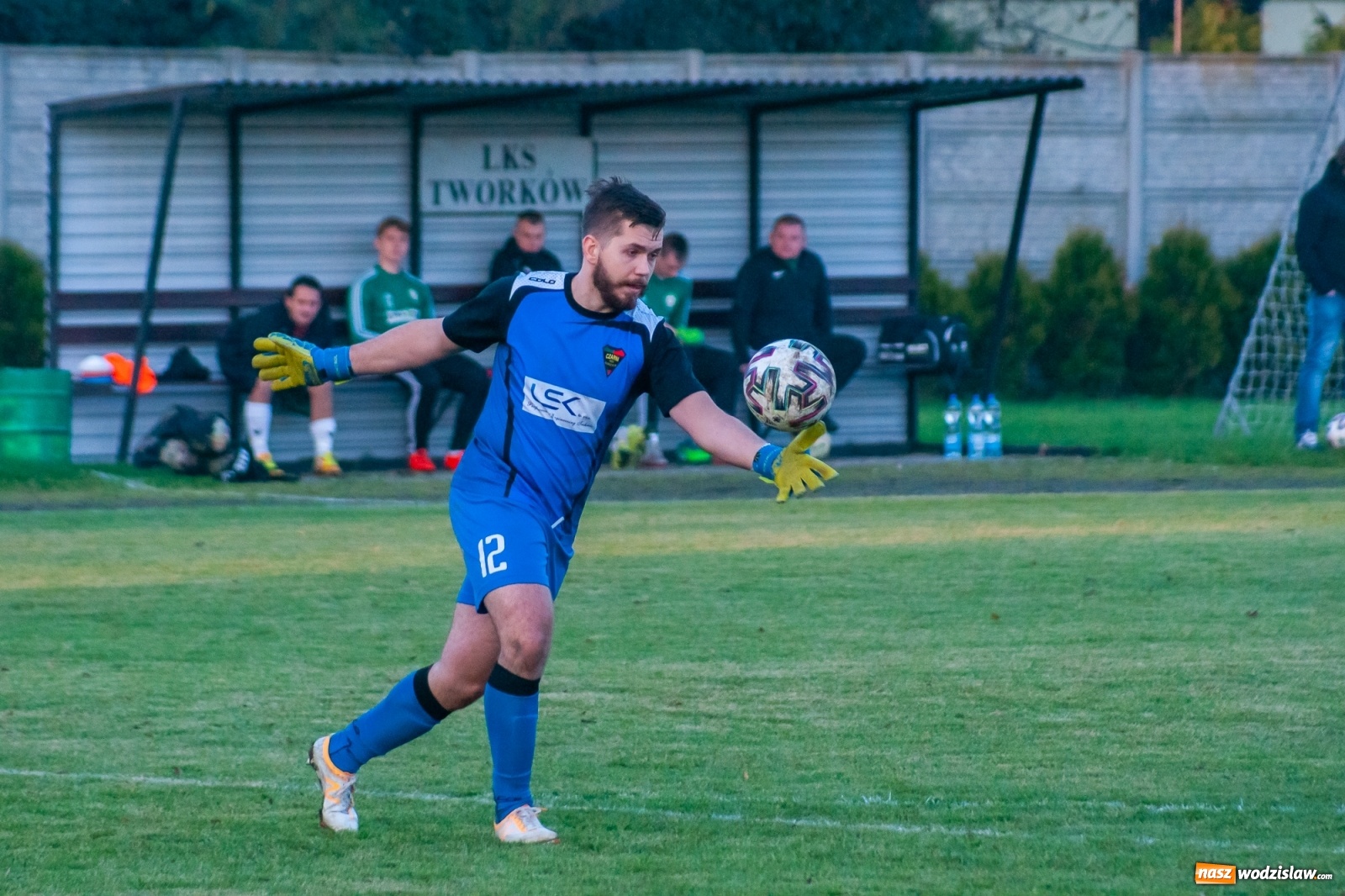 Zdjęcie w galerii na portalu naszwodzislaw.com: Klasa okręgowa. Czarni Gorzyce lepsi w hicie kolejki [FOTO] wiadomości z regionu
