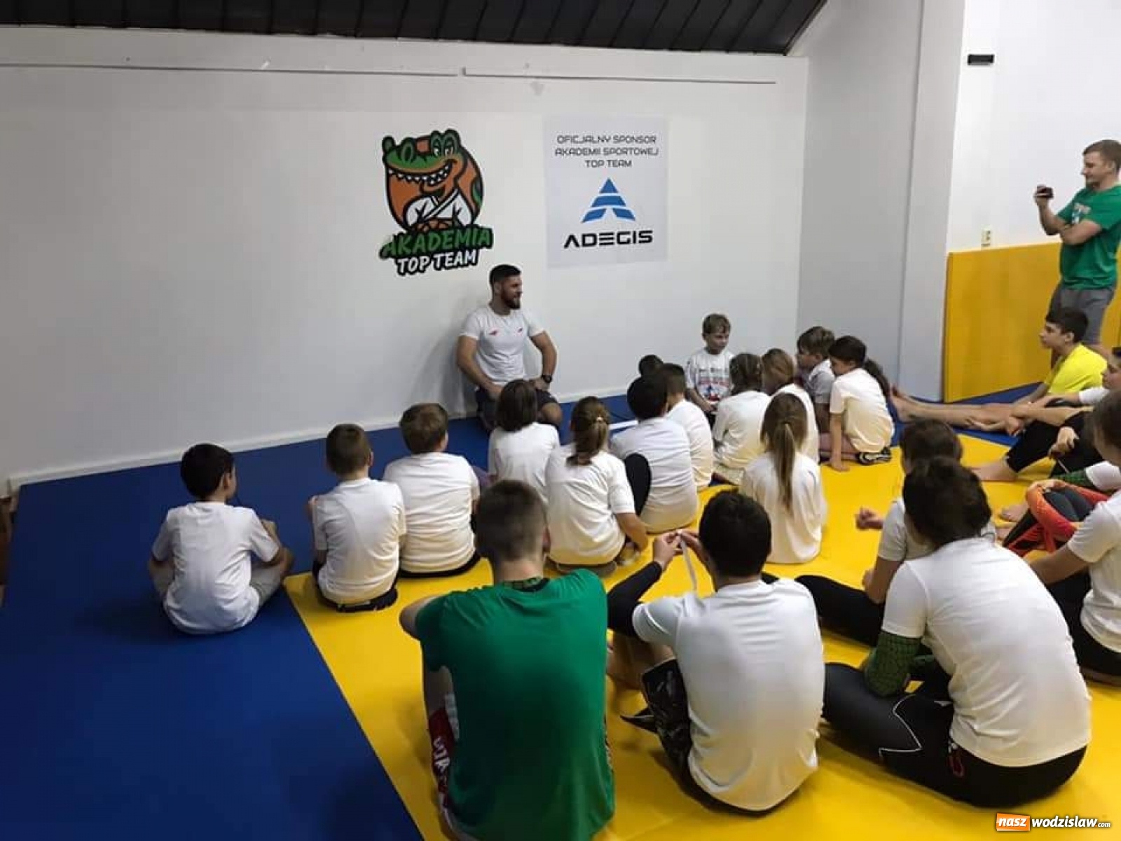 Zdjęcie w galerii na portalu naszwodzislaw.com: Mistrz Polski w zapasach na treningu Akademii Sportowej Top Team wiadomości z regionu