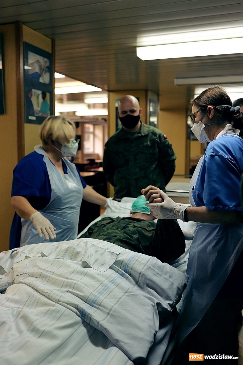 Zdjęcie w galerii na portalu naszwodzislaw.com: Terytorialsi uczą się opieki nad pacjentem leżącym wiadomości z regionu