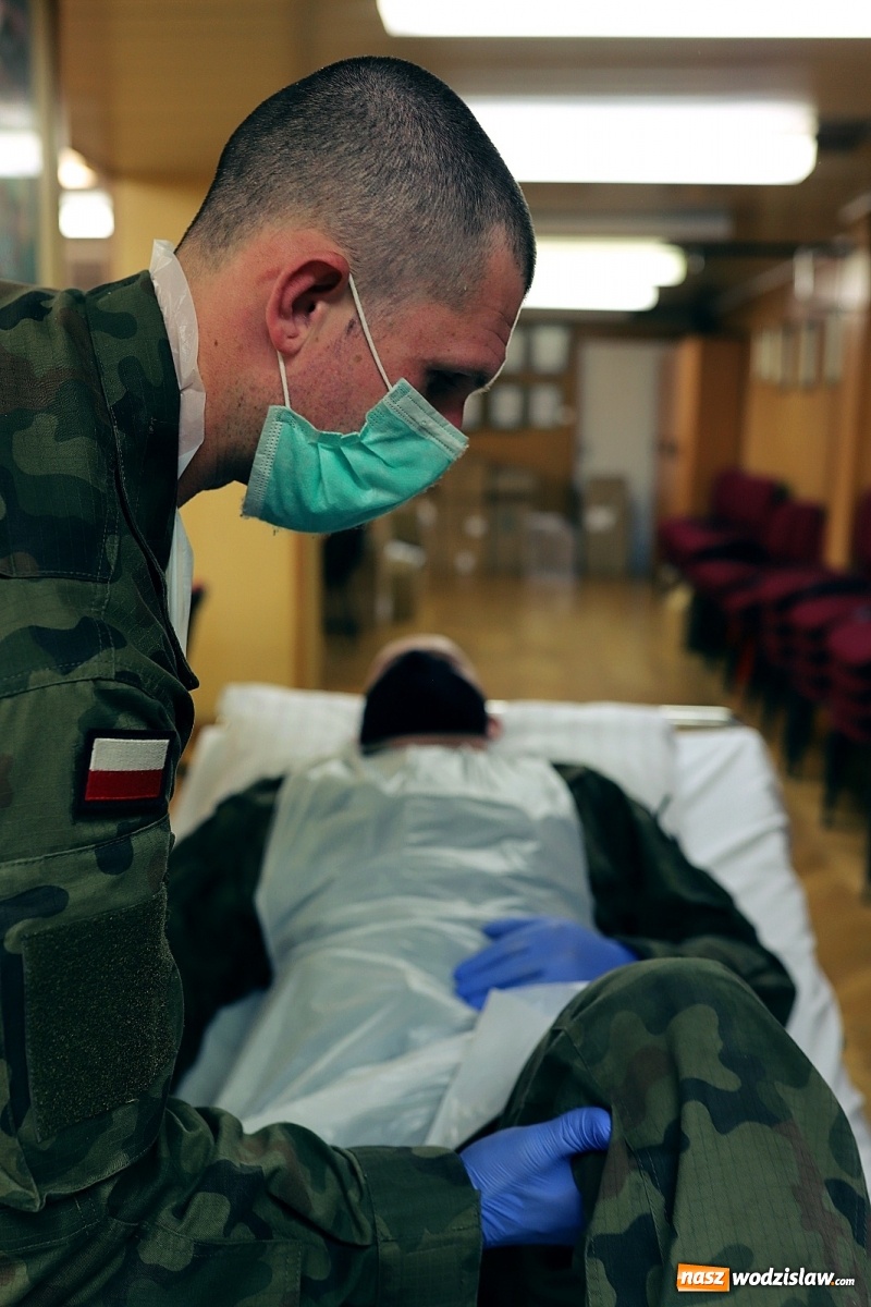 Zdjęcie w galerii na portalu naszwodzislaw.com: Terytorialsi uczą się opieki nad pacjentem leżącym wiadomości z regionu