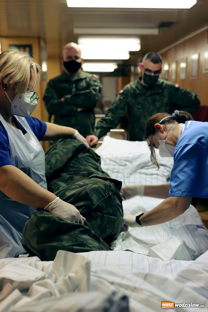 Zdjęcie w galerii na portalu naszwodzislaw.com: Terytorialsi uczą się opieki nad pacjentem leżącym wiadomości z regionu