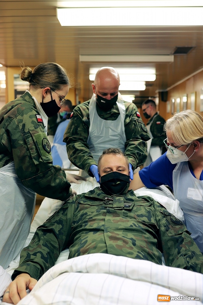 Zdjęcie w galerii na portalu naszwodzislaw.com: Terytorialsi uczą się opieki nad pacjentem leżącym wiadomości z regionu