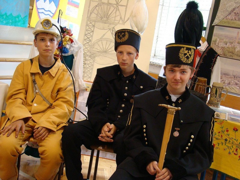 Zdjęcie w galerii na portalu naszwodzislaw.com: Księżna wręczyła im klucze do szkoły wiadomości z regionu