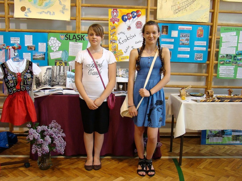 Zdjęcie w galerii na portalu naszwodzislaw.com: Księżna wręczyła im klucze do szkoły wiadomości z regionu