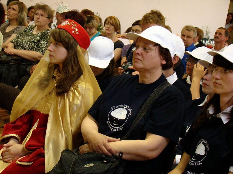 Zdjęcie w galerii na portalu naszwodzislaw.com: Księżna wręczyła im klucze do szkoły wiadomości z regionu