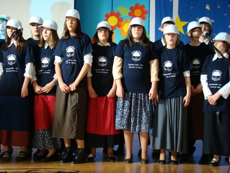 Zdjęcie w galerii na portalu naszwodzislaw.com: Księżna wręczyła im klucze do szkoły wiadomości z regionu