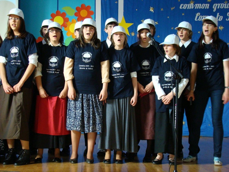 Zdjęcie w galerii na portalu naszwodzislaw.com: Księżna wręczyła im klucze do szkoły wiadomości z regionu