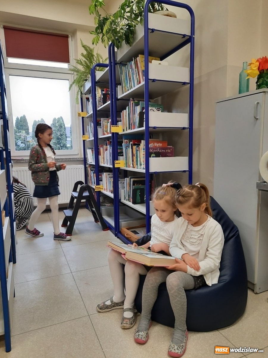 Zdjęcie w galerii na portalu naszwodzislaw.com: Metamorfoza biblioteki szkolnej w Połomi. Pomogła Fundacja JSW wiadomości z regionu