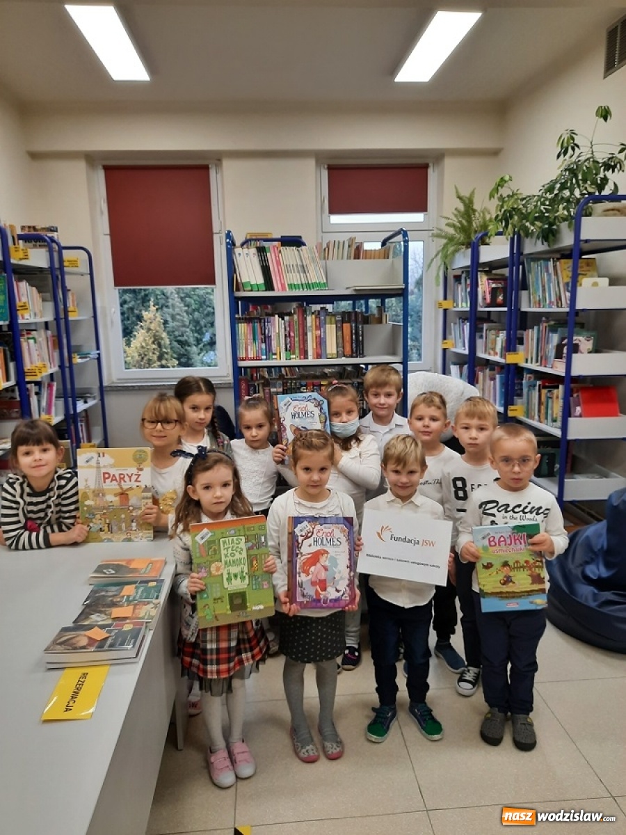 Zdjęcie w galerii na portalu naszwodzislaw.com: Metamorfoza biblioteki szkolnej w Połomi. Pomogła Fundacja JSW wiadomości z regionu