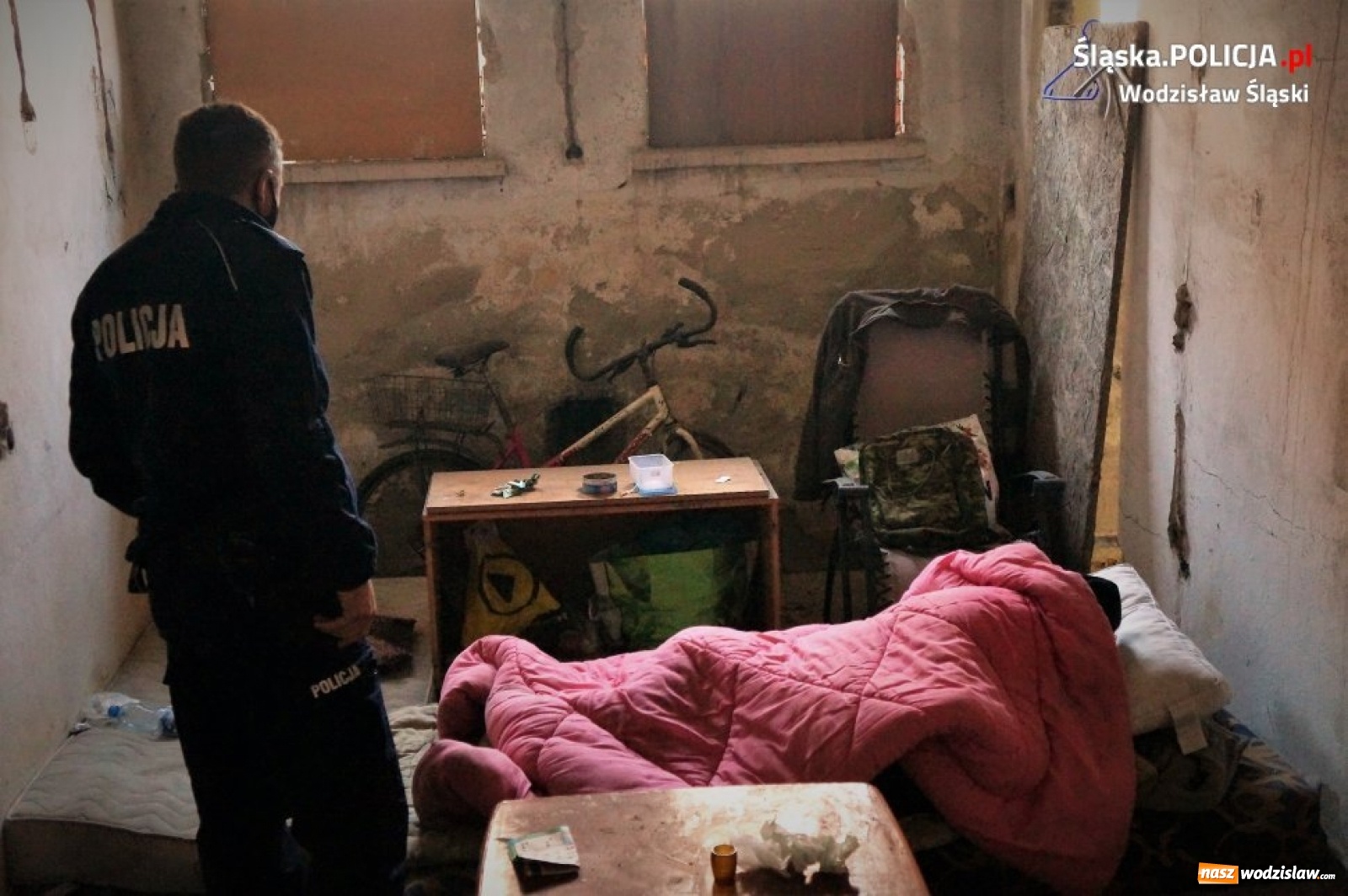 Zdjęcie w galerii na portalu naszwodzislaw.com: Wodzisławscy policjanci kontrolują miejsca przebywania bezdomnych wiadomości z regionu