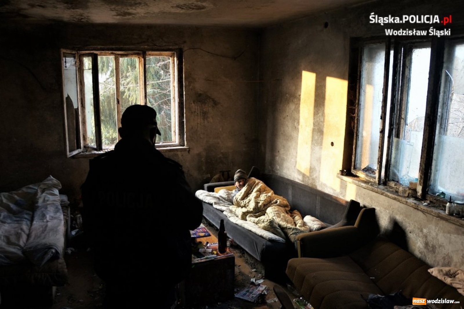 Zdjęcie w galerii na portalu naszwodzislaw.com: Wodzisławscy policjanci kontrolują miejsca przebywania bezdomnych wiadomości z regionu