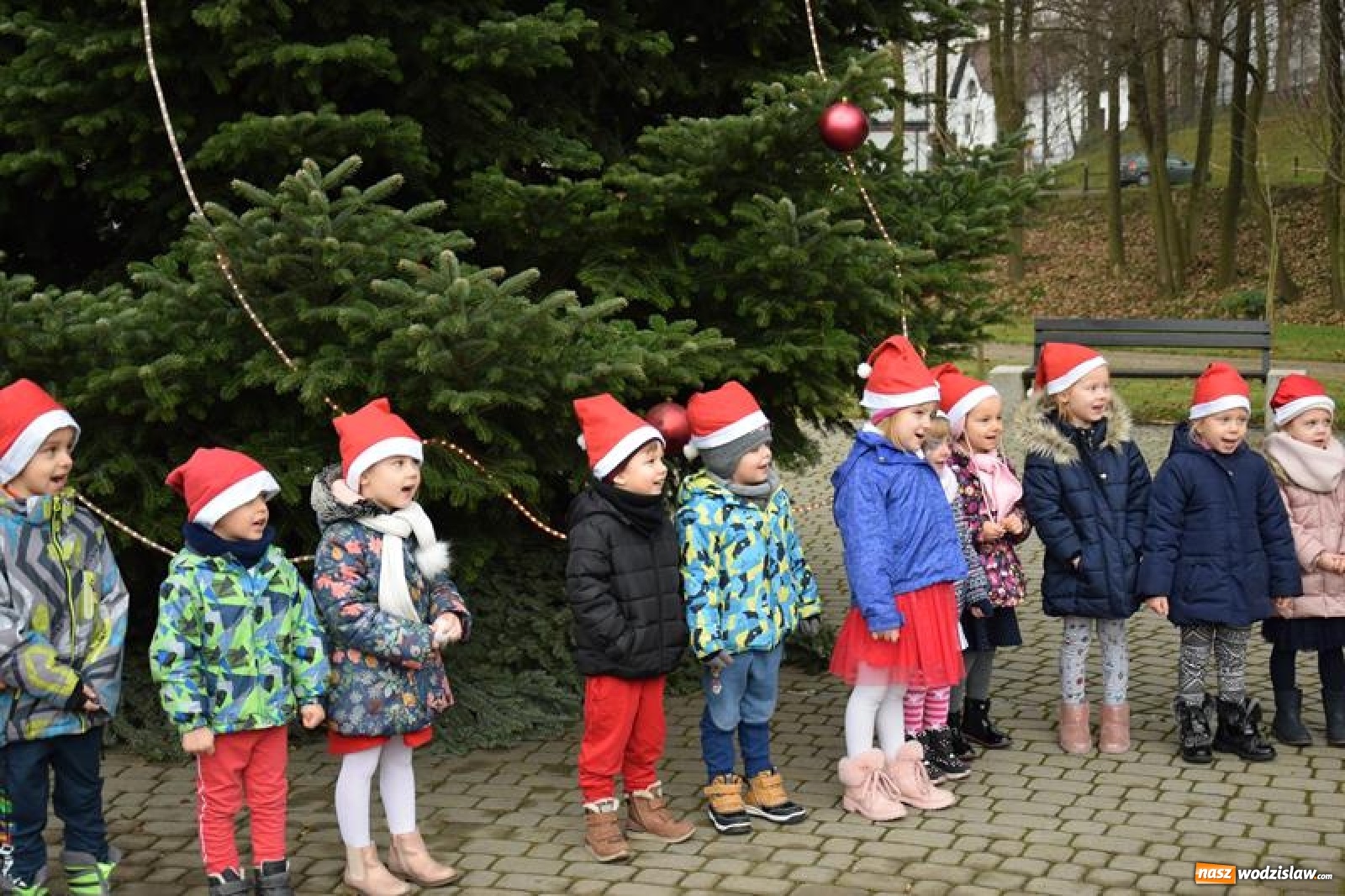 Zdjęcie w galerii na portalu naszwodzislaw.com: Dzieci z mszańskiego przedszkola spotkały się z Mikołajem [FOTO] wiadomości z regionu