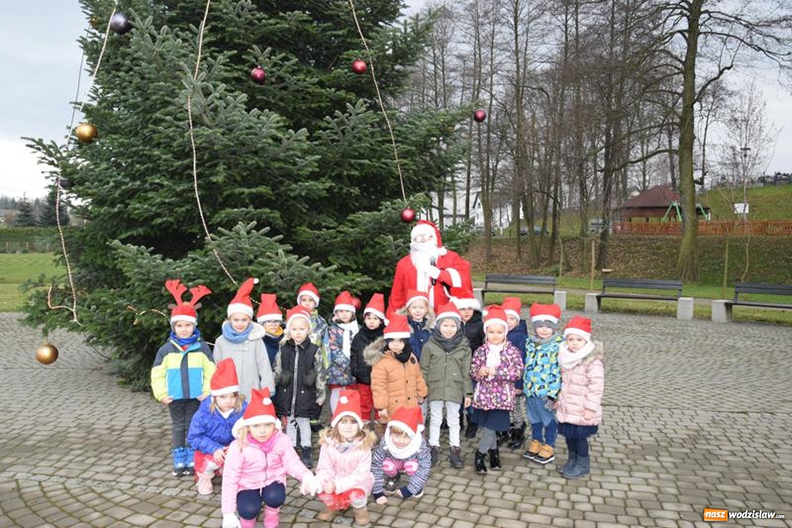 Zdjęcie w galerii na portalu naszwodzislaw.com: Dzieci z mszańskiego przedszkola spotkały się z Mikołajem [FOTO] wiadomości z regionu