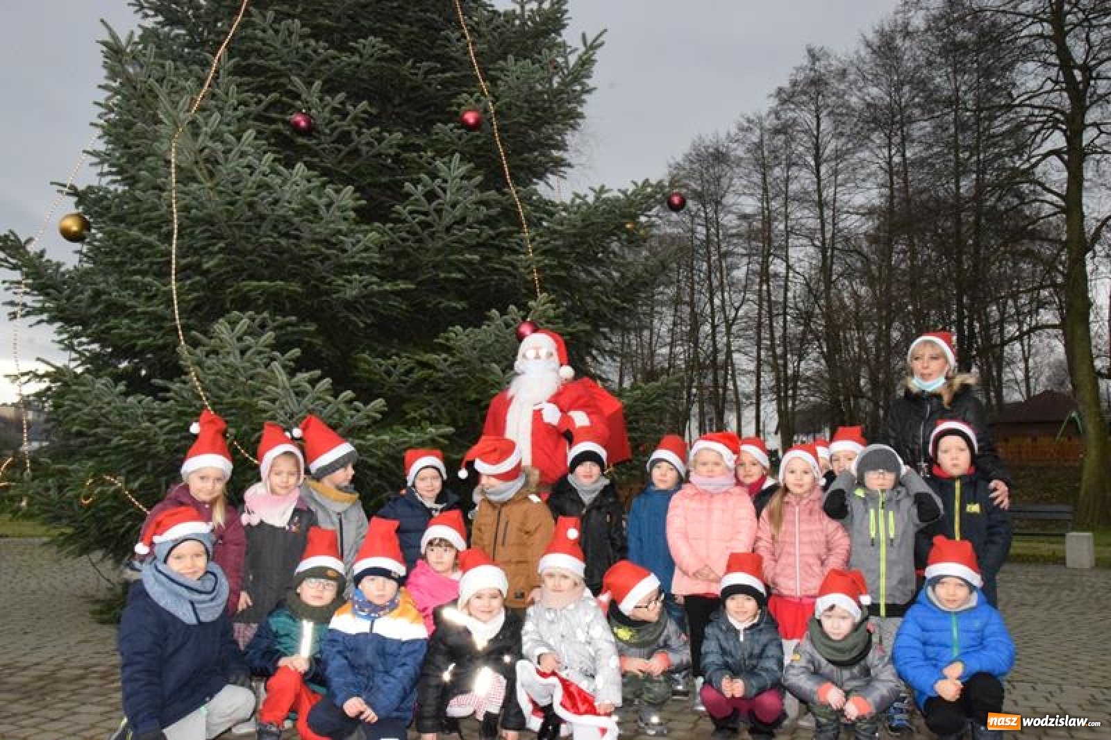 Zdjęcie w galerii na portalu naszwodzislaw.com: Dzieci z mszańskiego przedszkola spotkały się z Mikołajem [FOTO] wiadomości z regionu