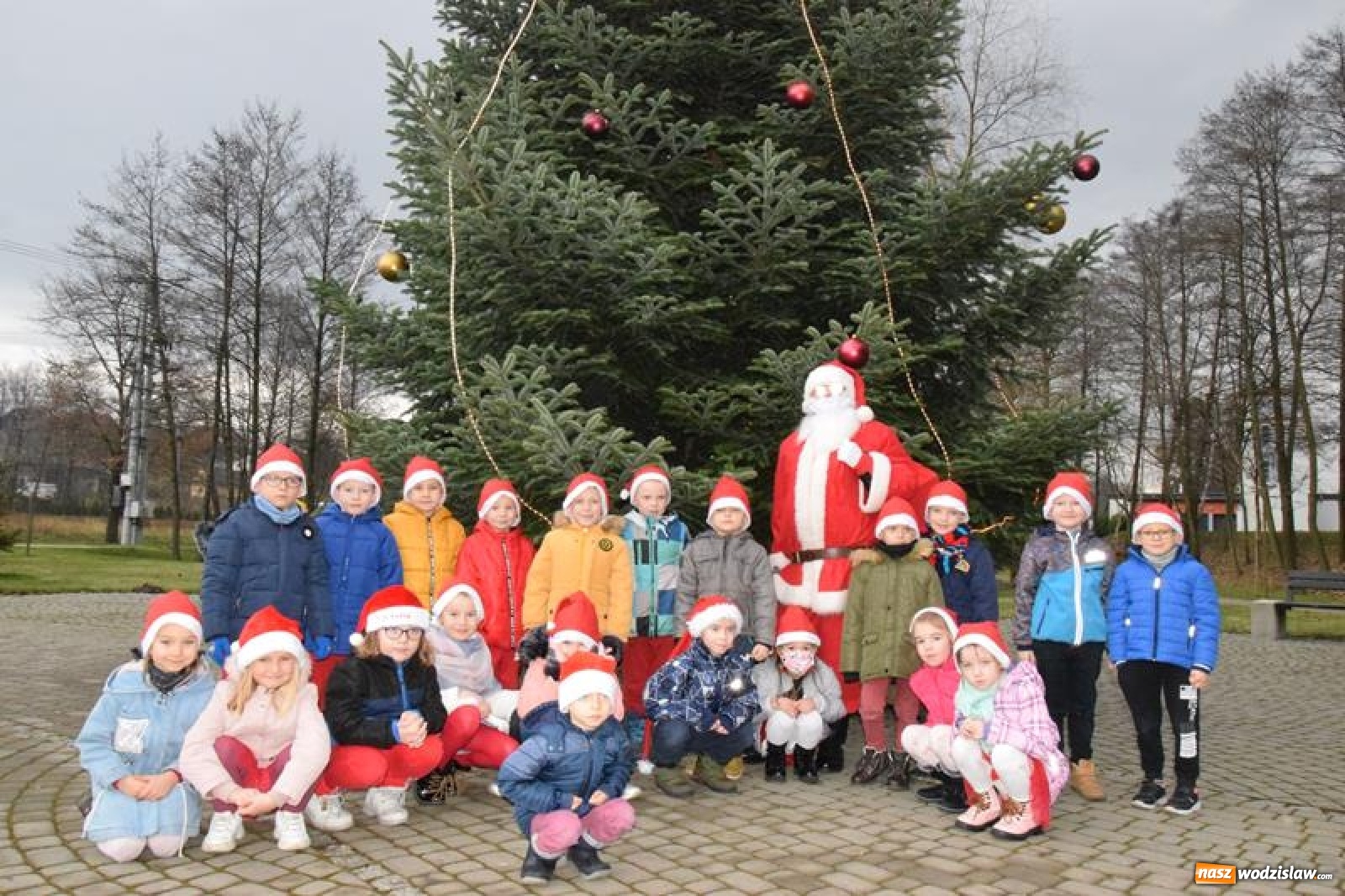 Zdjęcie w galerii na portalu naszwodzislaw.com: Dzieci z mszańskiego przedszkola spotkały się z Mikołajem [FOTO] wiadomości z regionu