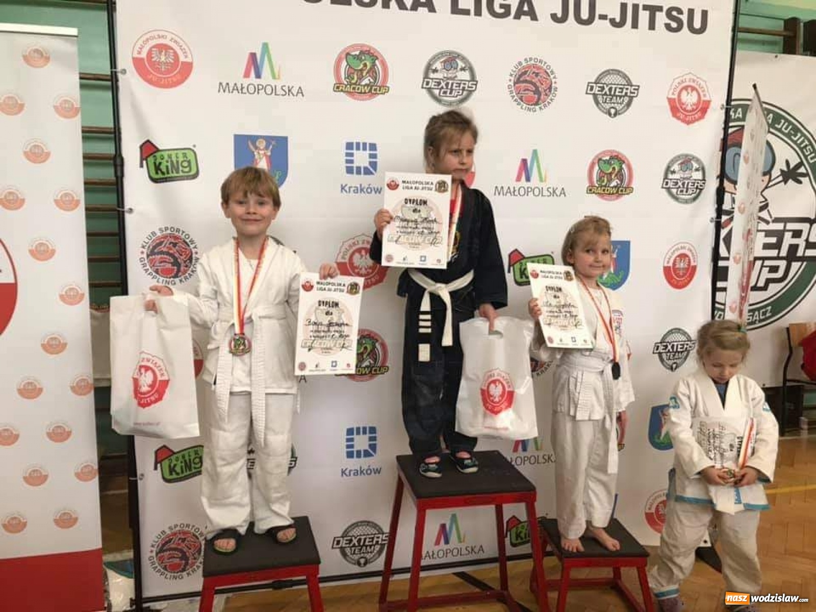 Zdjęcie w galerii na portalu naszwodzislaw.com: Akademia Sportowa Top Team z workiem medali wiadomości z regionu