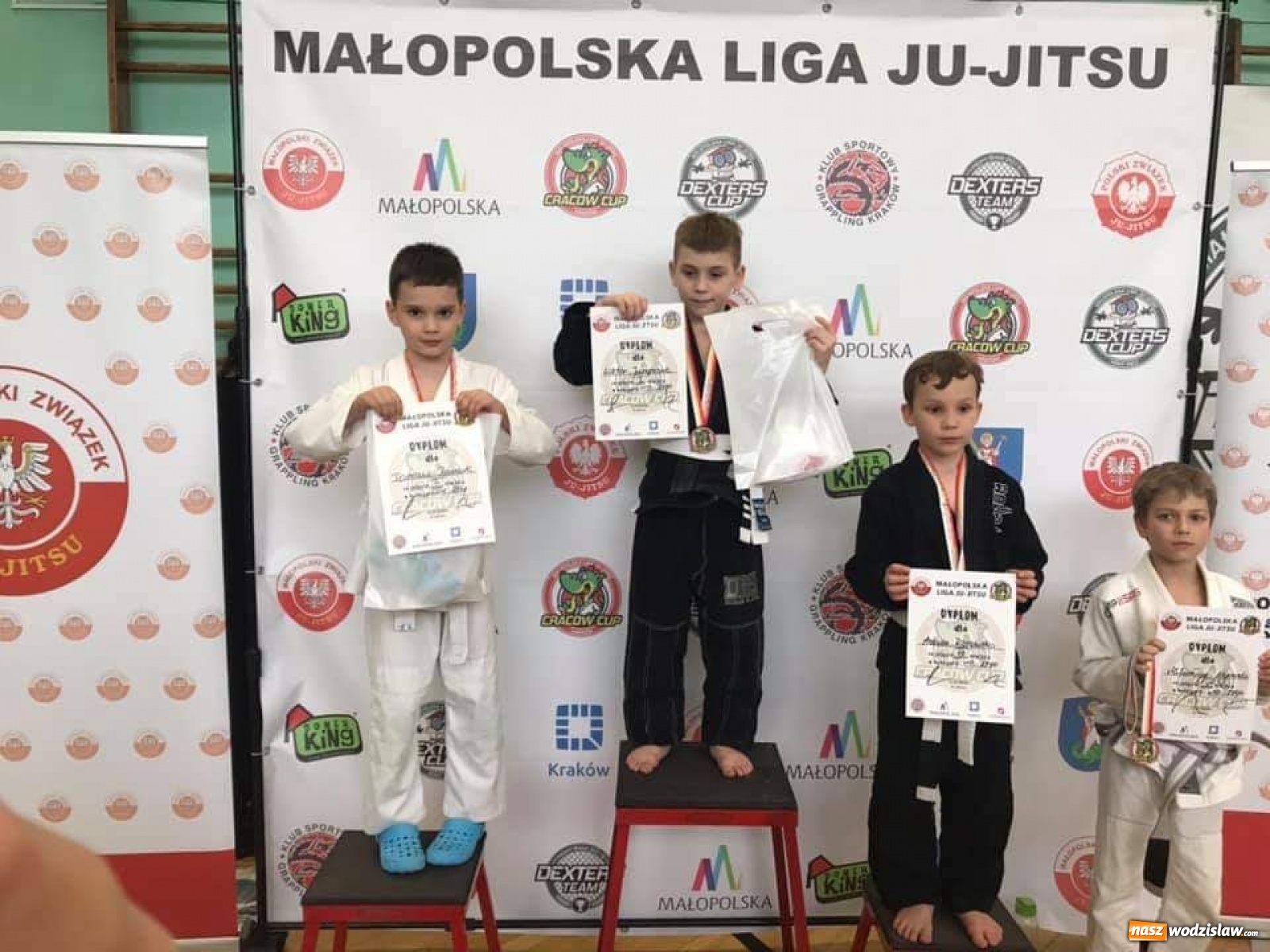 Zdjęcie w galerii na portalu naszwodzislaw.com: Akademia Sportowa Top Team z workiem medali wiadomości z regionu