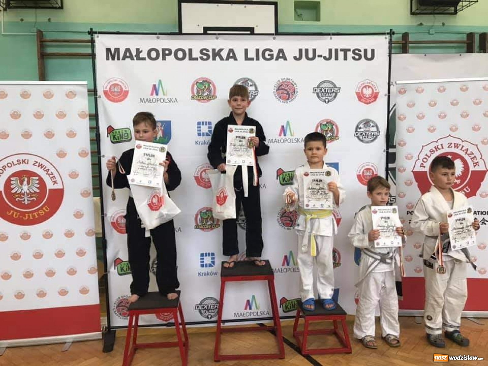 Zdjęcie w galerii na portalu naszwodzislaw.com: Akademia Sportowa Top Team z workiem medali wiadomości z regionu