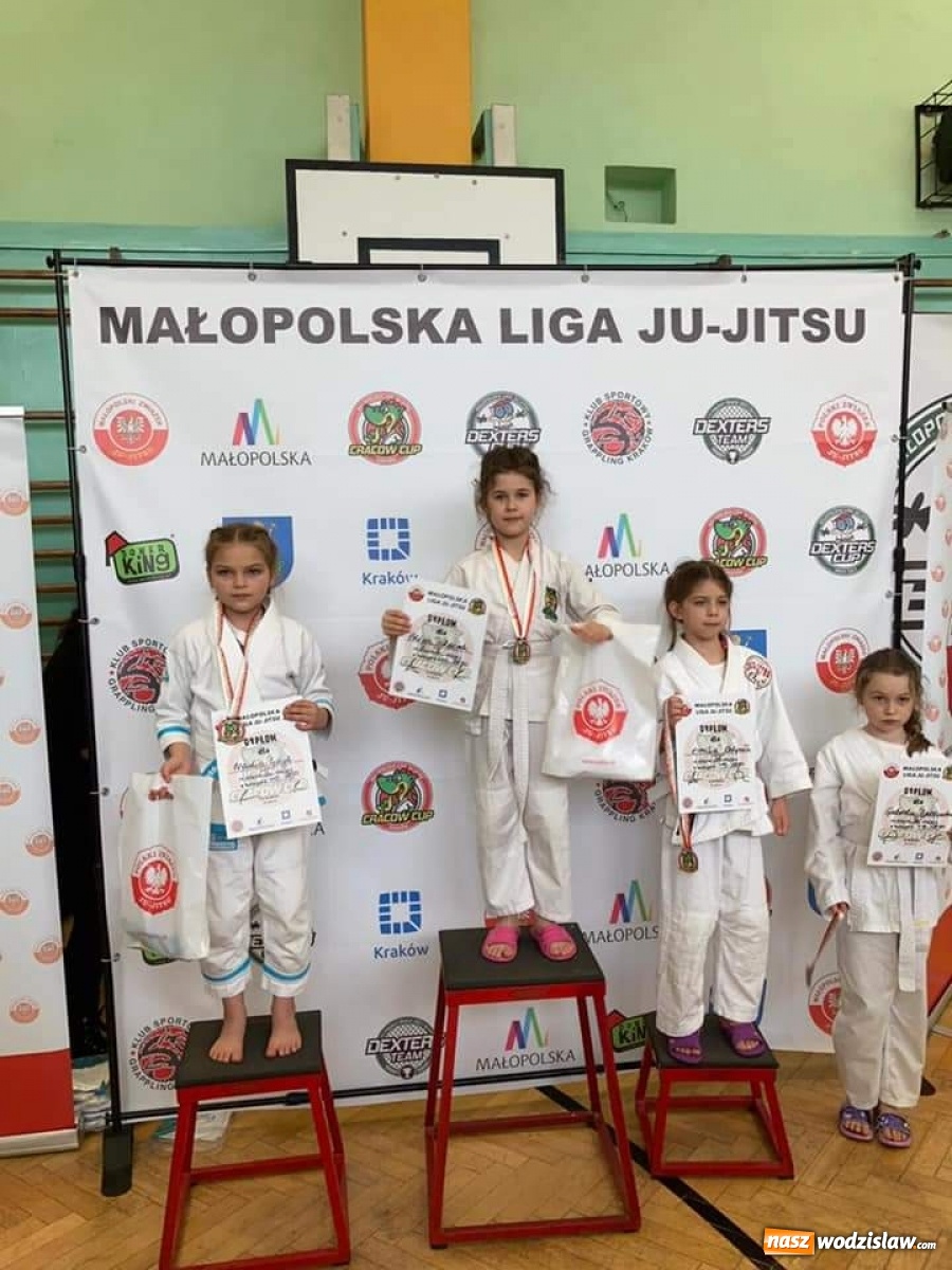 Zdjęcie w galerii na portalu naszwodzislaw.com: Akademia Sportowa Top Team z workiem medali wiadomości z regionu