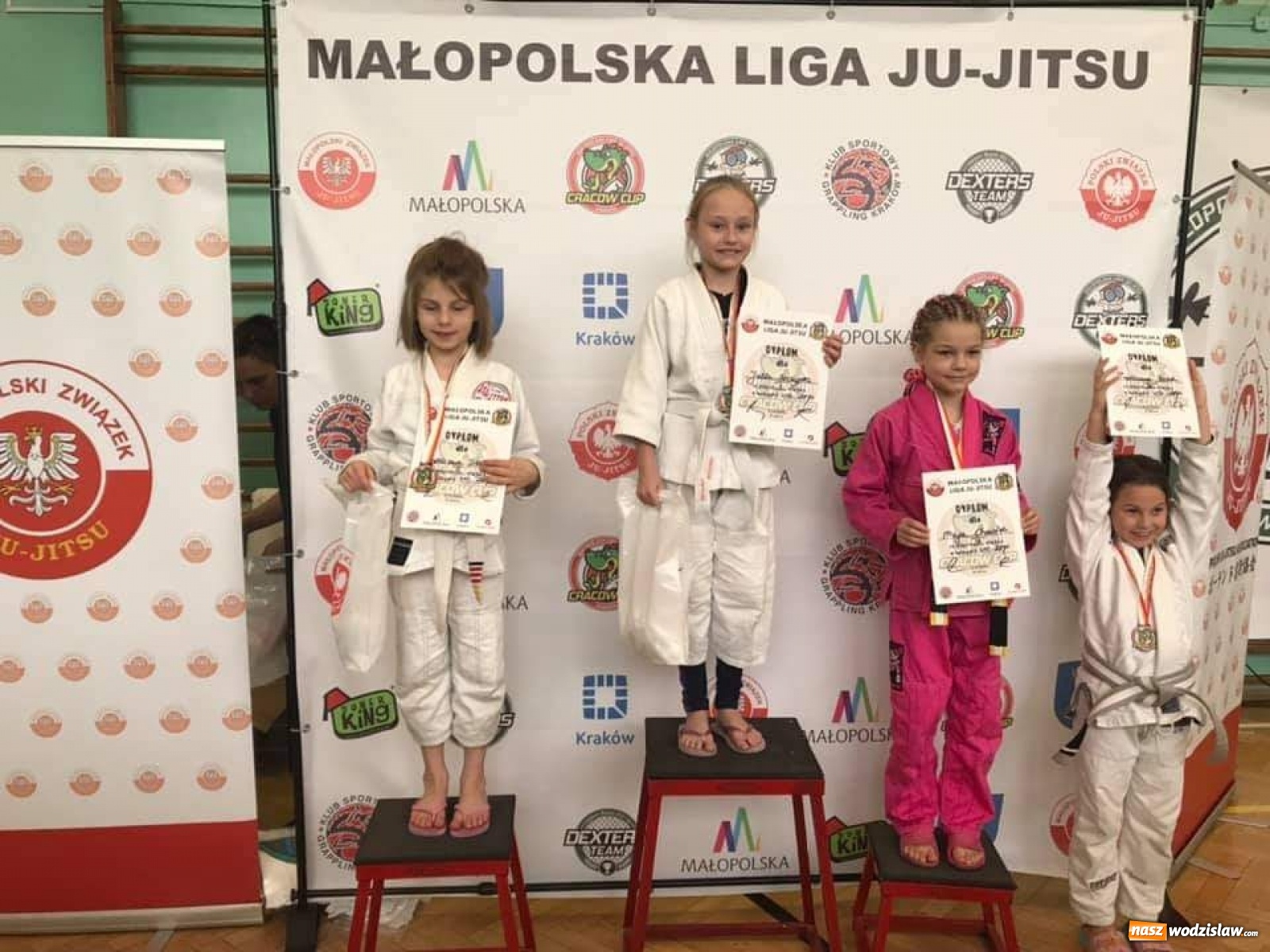 Zdjęcie w galerii na portalu naszwodzislaw.com: Akademia Sportowa Top Team z workiem medali wiadomości z regionu