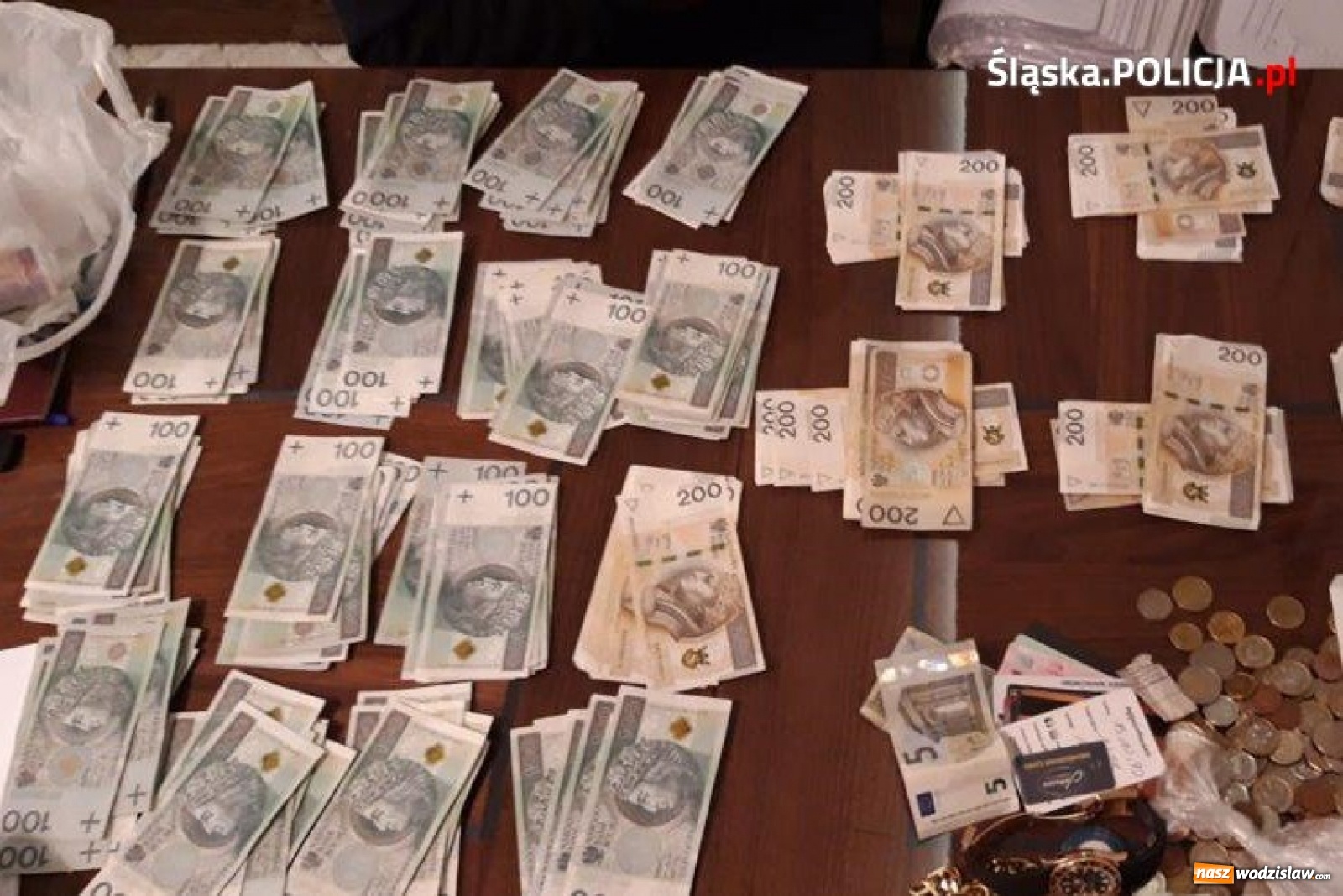 Zdjęcie w galerii na portalu naszwodzislaw.com: Kryminalni rozbili gang oszustów podających się za policjantów wiadomości z regionu