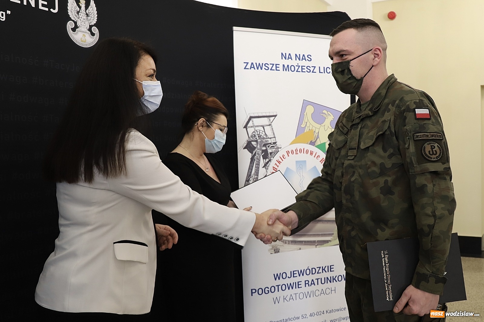 Zdjęcie w galerii na portalu naszwodzislaw.com: Ponad 100 żołnierzy dołączyło do grona ratowników wiadomości z regionu