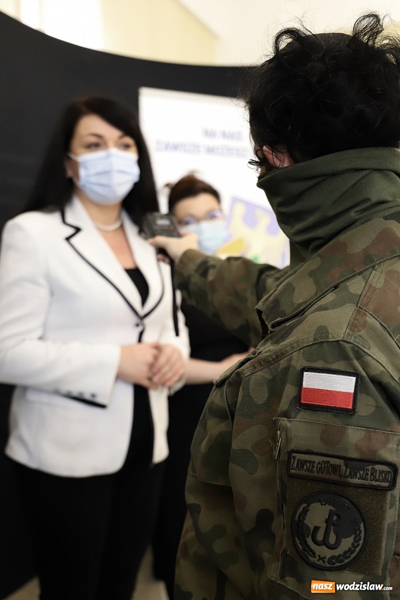 Zdjęcie w galerii na portalu naszwodzislaw.com: Ponad 100 żołnierzy dołączyło do grona ratowników wiadomości z regionu