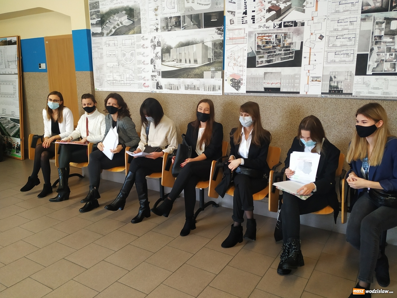 Zdjęcie w galerii na portalu naszwodzislaw.com: Absolwenci raciborskiej architektury bronią dyplomy  wiadomości z regionu