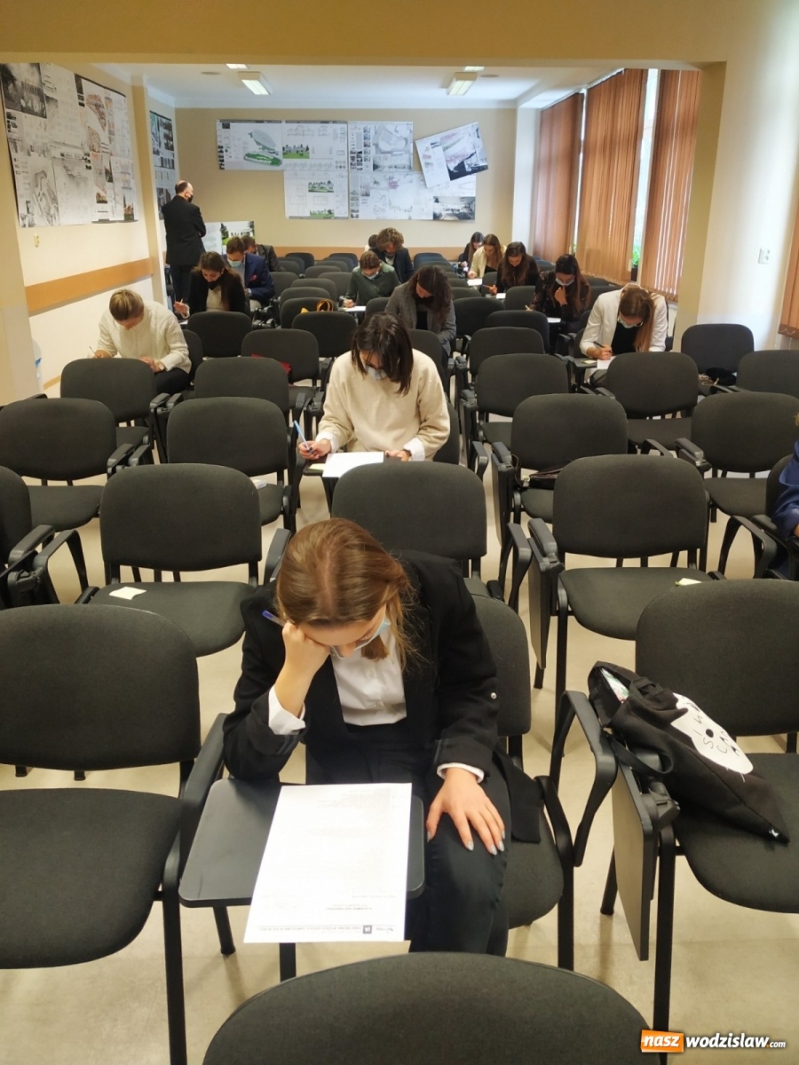 Zdjęcie w galerii na portalu naszwodzislaw.com: Absolwenci raciborskiej architektury bronią dyplomy  wiadomości z regionu