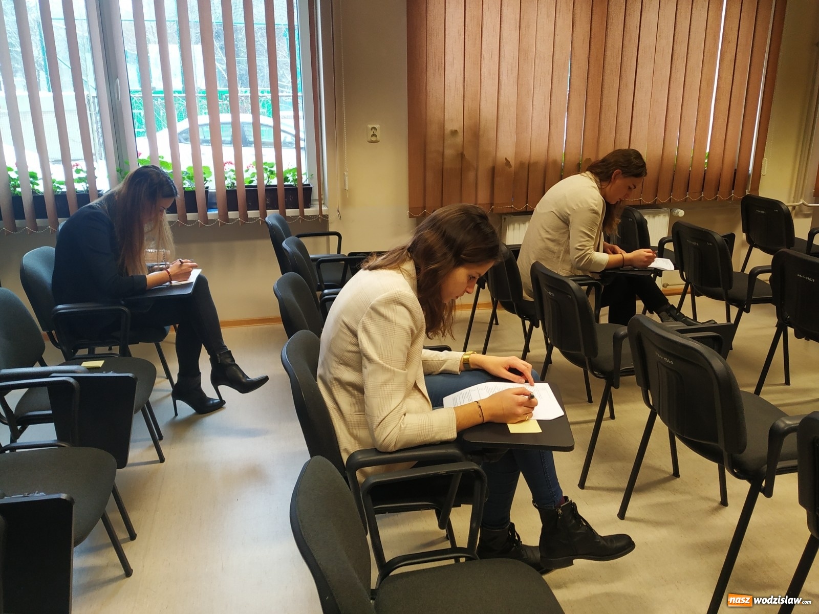 Zdjęcie w galerii na portalu naszwodzislaw.com: Absolwenci raciborskiej architektury bronią dyplomy  wiadomości z regionu