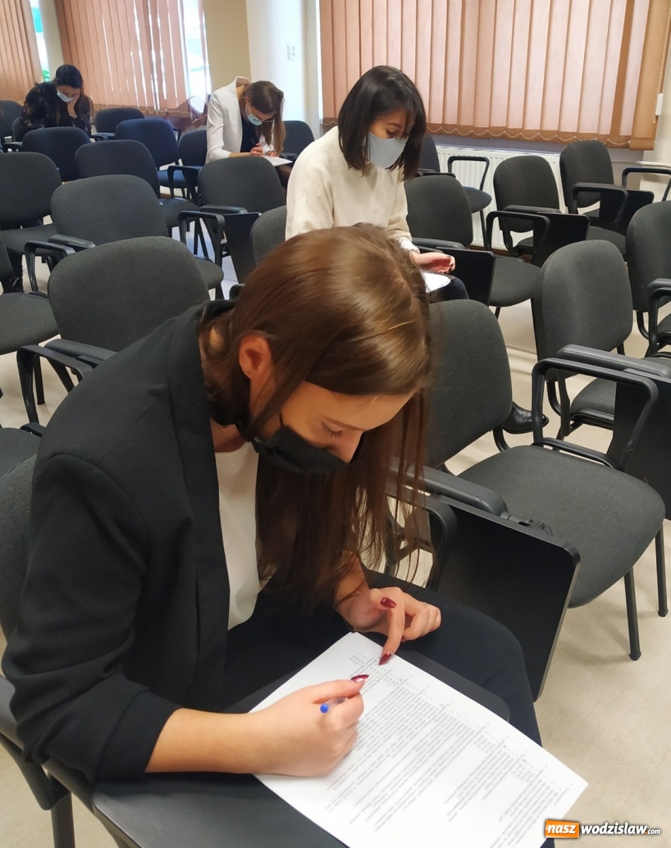 Zdjęcie w galerii na portalu naszwodzislaw.com: Absolwenci raciborskiej architektury bronią dyplomy  wiadomości z regionu