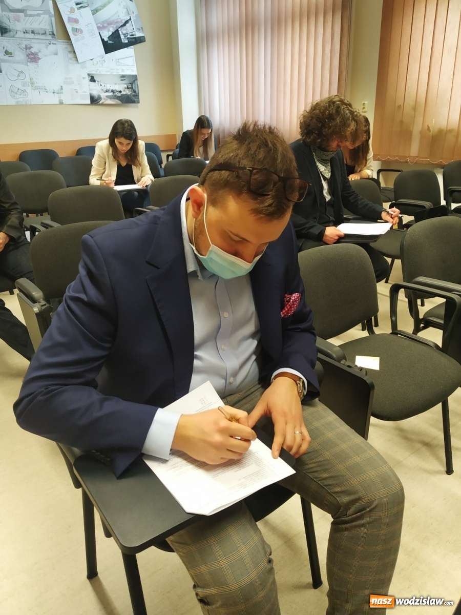 Zdjęcie w galerii na portalu naszwodzislaw.com: Absolwenci raciborskiej architektury bronią dyplomy  wiadomości z regionu