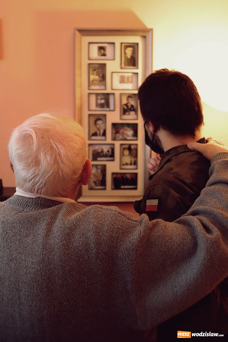 Zdjęcie w galerii na portalu naszwodzislaw.com: Pierwszy kombatant na Śląsku zarejetrowany na szczepienie - pomogli mu żołnierze 13 ŚBOT wiadomości z regionu