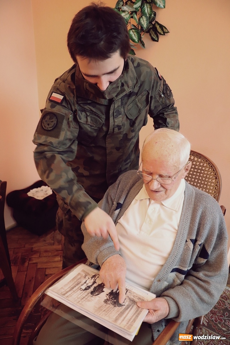 Zdjęcie w galerii na portalu naszwodzislaw.com: Pierwszy kombatant na Śląsku zarejetrowany na szczepienie - pomogli mu żołnierze 13 ŚBOT wiadomości z regionu