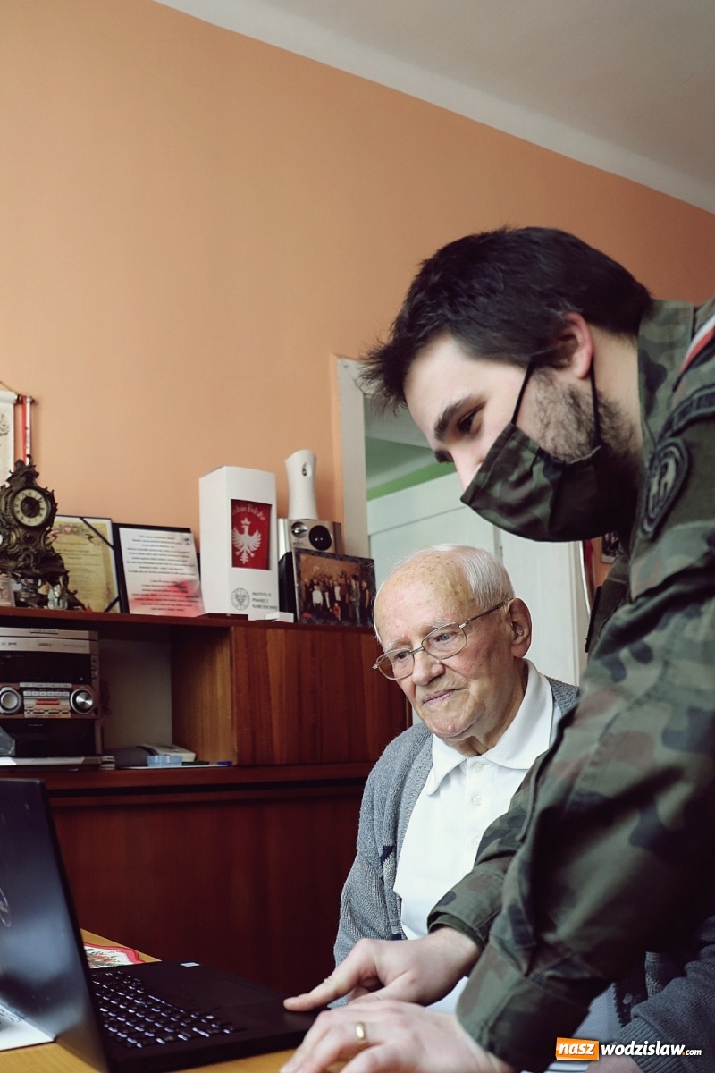 Zdjęcie w galerii na portalu naszwodzislaw.com: Pierwszy kombatant na Śląsku zarejetrowany na szczepienie - pomogli mu żołnierze 13 ŚBOT wiadomości z regionu
