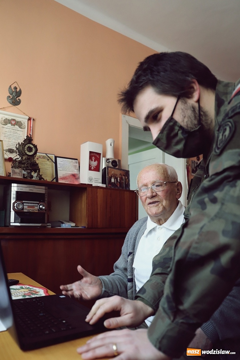 Zdjęcie w galerii na portalu naszwodzislaw.com: Pierwszy kombatant na Śląsku zarejetrowany na szczepienie - pomogli mu żołnierze 13 ŚBOT wiadomości z regionu