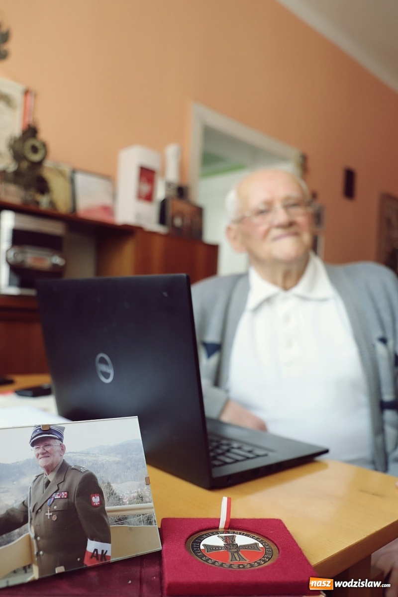 Zdjęcie w galerii na portalu naszwodzislaw.com: Pierwszy kombatant na Śląsku zarejetrowany na szczepienie - pomogli mu żołnierze 13 ŚBOT wiadomości z regionu