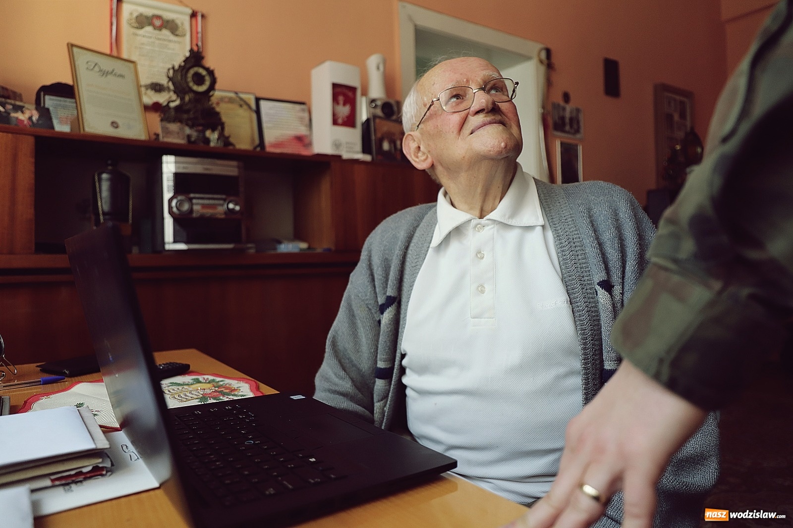 Zdjęcie w galerii na portalu naszwodzislaw.com: Pierwszy kombatant na Śląsku zarejetrowany na szczepienie - pomogli mu żołnierze 13 ŚBOT wiadomości z regionu
