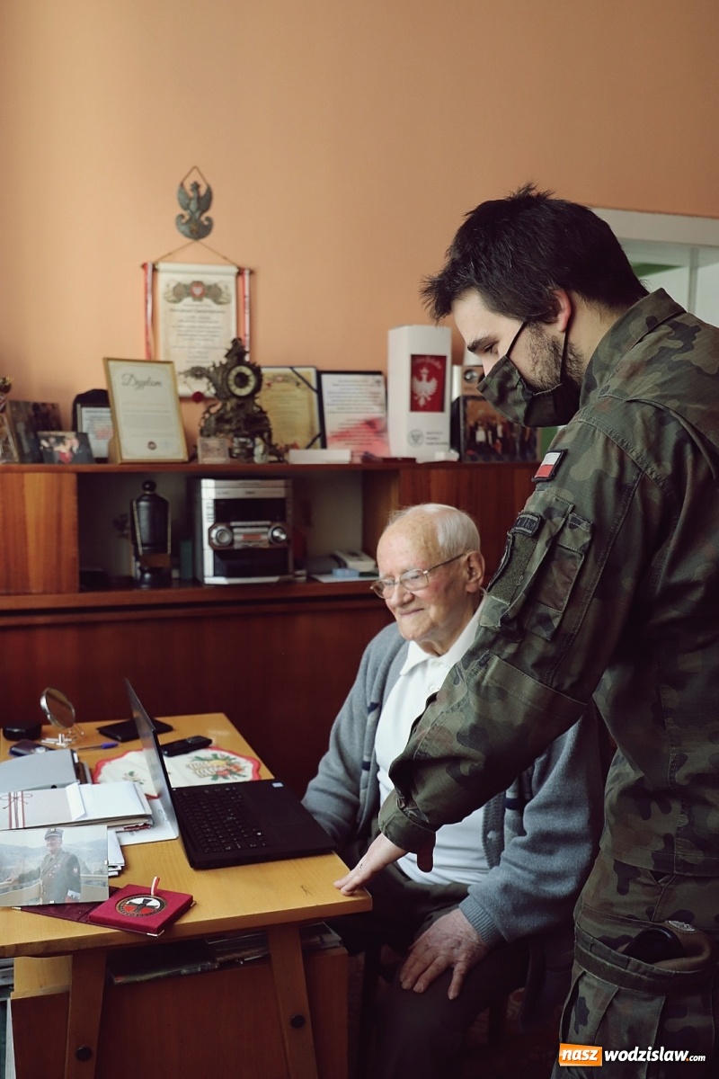 Zdjęcie w galerii na portalu naszwodzislaw.com: Pierwszy kombatant na Śląsku zarejetrowany na szczepienie - pomogli mu żołnierze 13 ŚBOT wiadomości z regionu